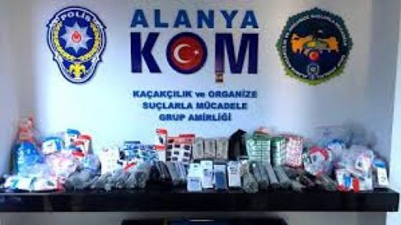 Alanya'da 55 bin 797 kaçak cep telefonu aksesuarı ele geçirildi