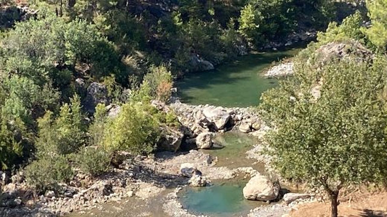 Gazipaşa Bıçkıcı Çayı’nın sularının kesilerek gölet yapıldığı iddia edildi.