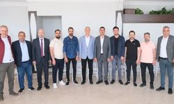 Osman Tarık Özçelik, tebrik ziyaretlerini  kabul ediyor