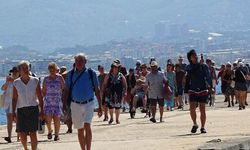 Alanya Limanı’na Hollanda bayraklı Oosterdam yolcu gemisi demirledi.