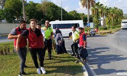 ANTALYA’DA MOTOKURYE OKUL SERVİSİNE ÇARPTI, SÜRÜCÜ HAVAYA FIRLADI