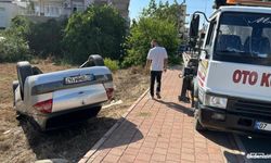 ANTALYA’DAKİ TAKLA ATAN OTOMOBİLDE GENÇ SÜRÜCÜ KAZAYI BURNU BİLE KANAMADAN ATLATTI