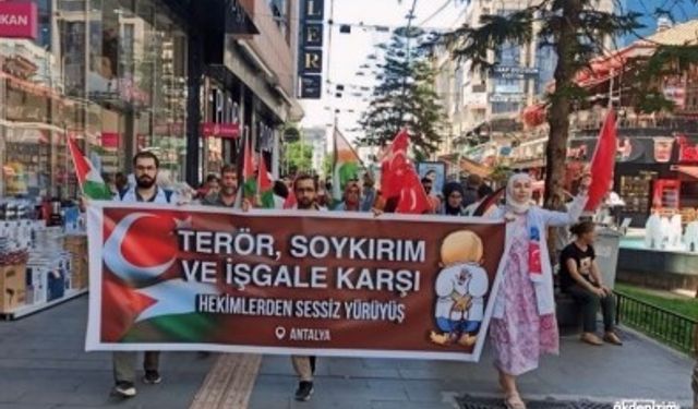 Antalya’da Sessiz Hekimler Platformu İsrail’in Gazze’ye yönelik saldırılarını protesto etti