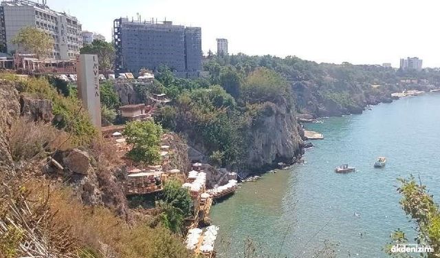 Antalya’da kıyı mevzuatına aykırı şekilde inşa edilmiş yapıların artması tepki çekiyor
