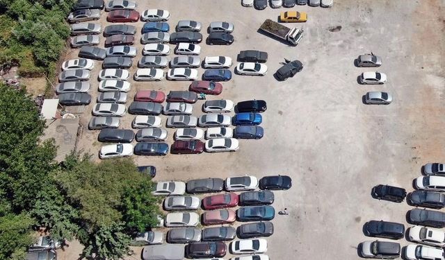 Antalya'da Lüks araçlar kaderine terk edildi