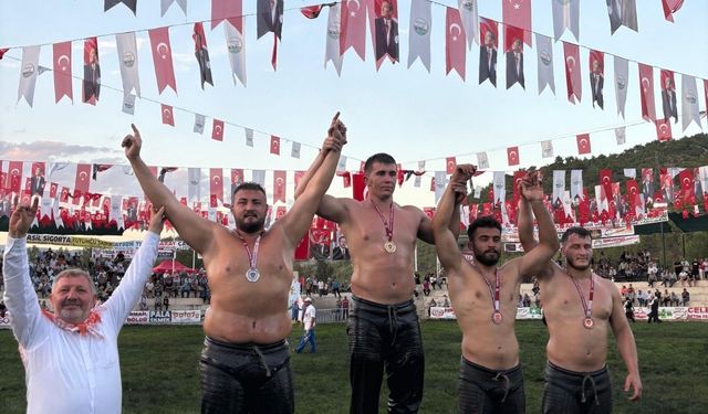 KEMER BELEDİYE GÜREŞÇİSİNDEN ÇİFTE KÜRSÜ