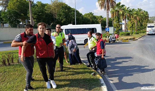 ANTALYA’DA MOTOKURYE OKUL SERVİSİNE ÇARPTI, SÜRÜCÜ HAVAYA FIRLADI