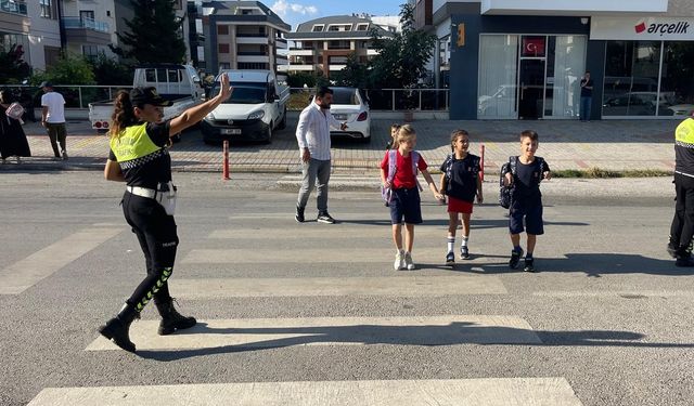 ALANYA İLÇE JANDARMA KOMUTANLIĞI TARAFINDAN OKUL ÇEVRELERİNDE TRAFİK KONTROLLERİ YAPILDI