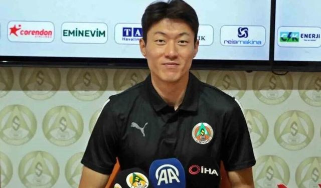 Alanyaspor,Ui-Jo Hwang için imza töreni düzenlendi