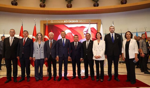 CHP GENEL BAŞKANI ÖZGÜR ÖZEL BÜYÜKŞEHİR BELEDİYESİ’Nİ ZİYARET ETTİ