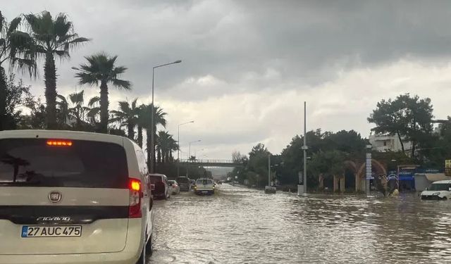 ALANYA'DA ŞİDDETLİ YAĞIŞTAN DOLAYI YOLLAR SULAR ALTINDA