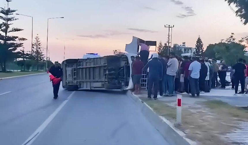 Alanya'da Minibüs Devrildi: Sürücü İtfaiye Ekipleri Tarafından Kurtarıldı