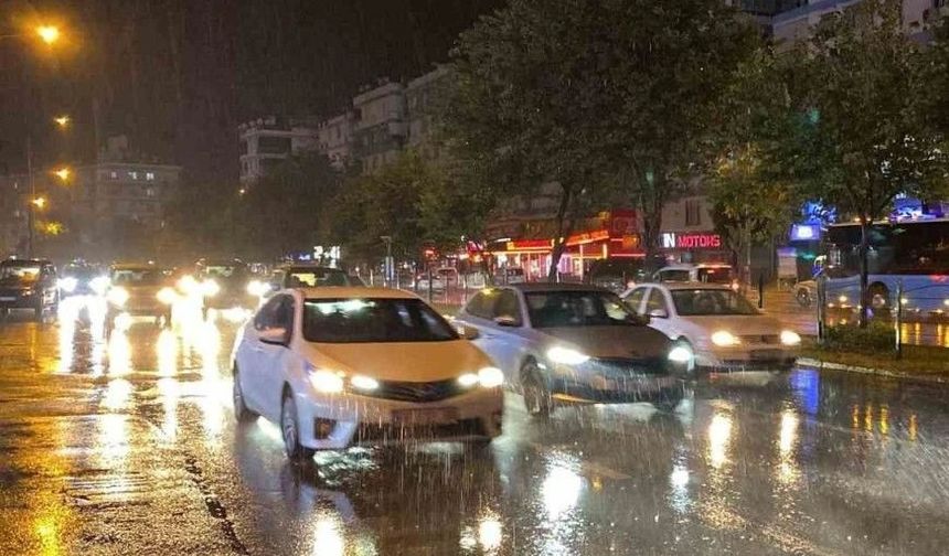 ANTALYA’DA SAĞANAK YAĞIŞA VATANDAŞLAR HAZIRLIKSIZ YAKALANDI